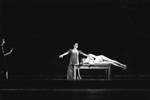 Dominique Mercy, Tjitske Broersma und Josephine Ann Endicott in „Iphigenie auf Tauris“ von Pina Bausch mit Tanztheater Wuppertal im Opernhaus Wuppertal (Deutschland), 20. April 1974