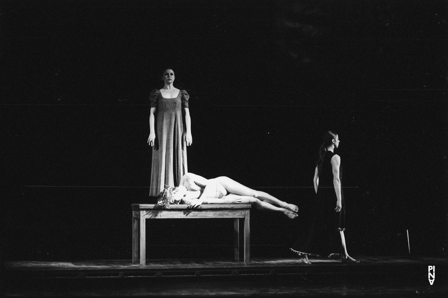 Dominique Mercy, Tjitske Broersma und Josephine Ann Endicott in „Iphigenie auf Tauris“ von Pina Bausch im Opernhaus Wuppertal, Spielzeit 1973/74
