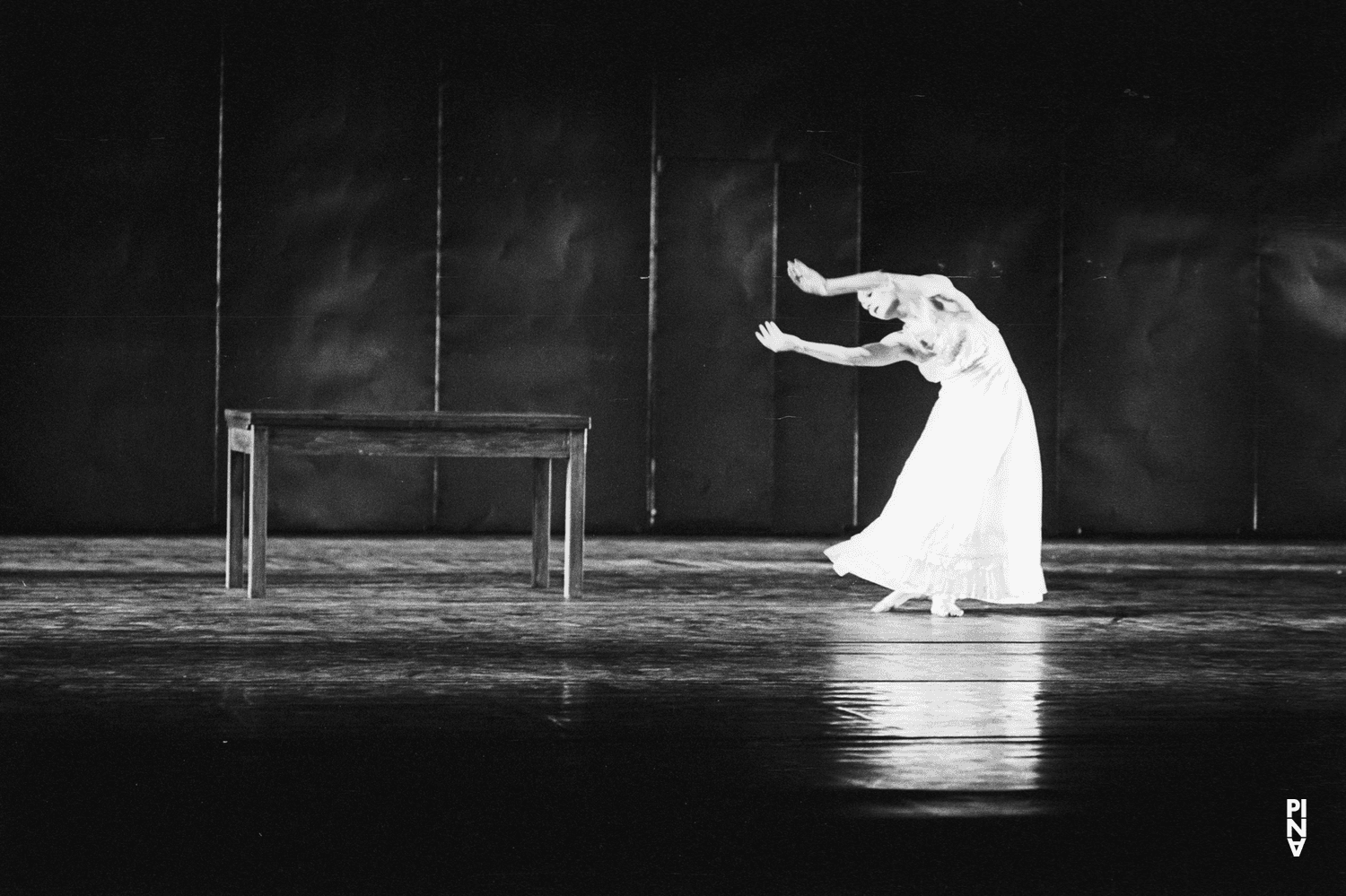 Malou Airaudo in „Iphigenie auf Tauris“ von Pina Bausch mit Tanztheater Wuppertal im Opernhaus Wuppertal (Deutschland), 20. April 1974
