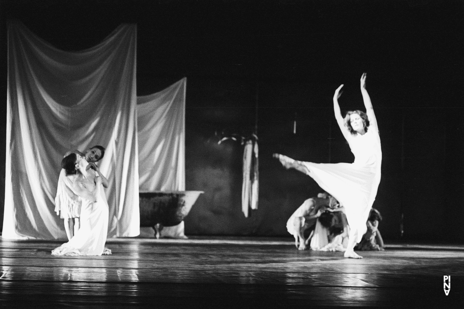 Vivienne Newport und Malou Airaudo in „Iphigenie auf Tauris“ von Pina Bausch im Opernhaus Wuppertal, Spielzeit 1973/74