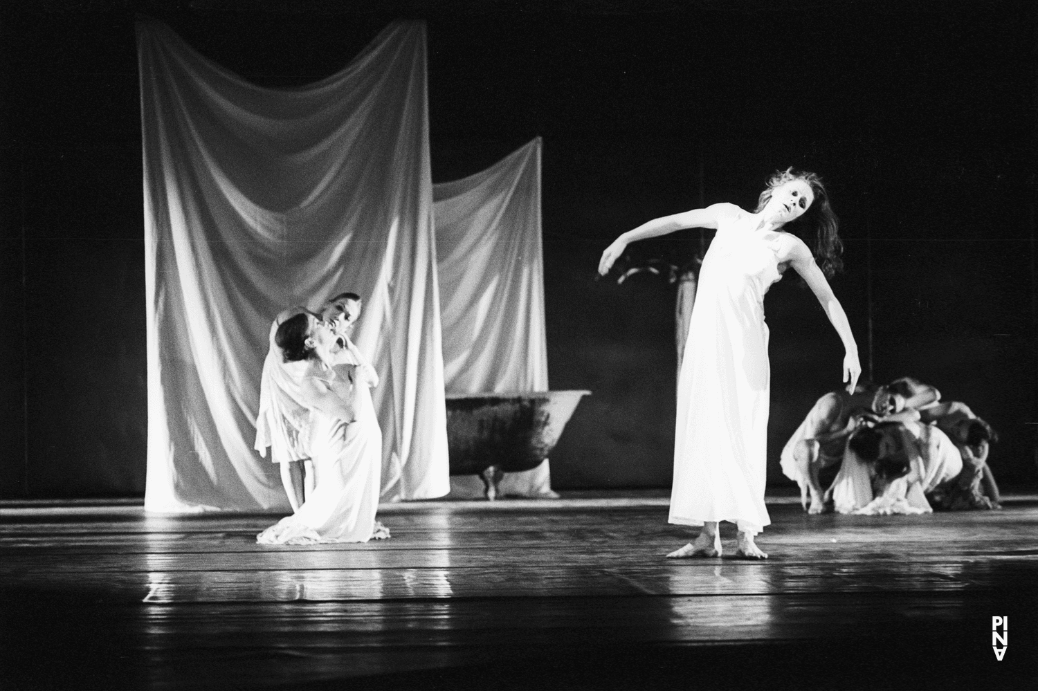 Malou Airaudo und Vivienne Newport in „Iphigenie auf Tauris“ von Pina Bausch im Opernhaus Wuppertal, Spielzeit 1973/74