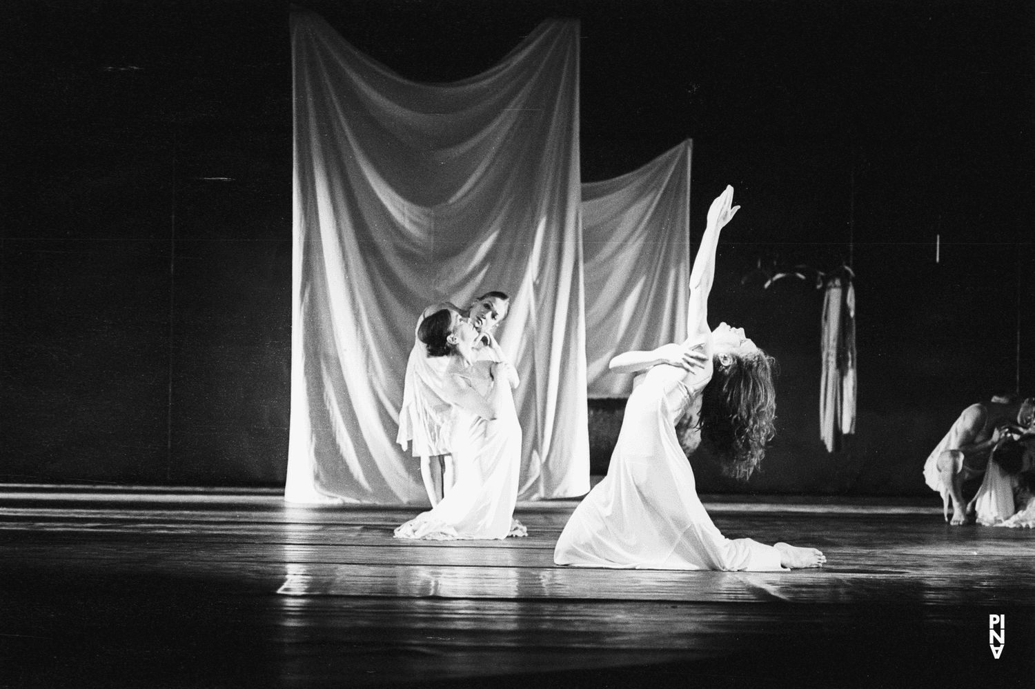 Malou Airaudo et Vivienne Newport dans « Iphigenie auf Tauris » de Pina Bausch à l'Opernhaus Wuppertal, saison 1973/74
