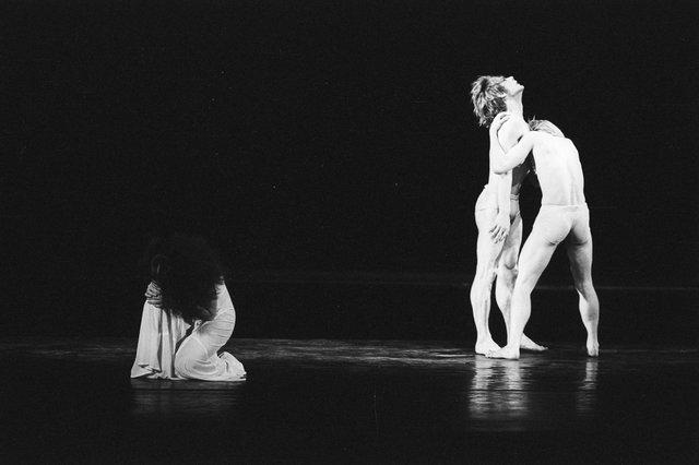 Ed Kortlandt, Dominique Mercy and Malou Airaudo in “Iphigenie auf Tauris” by Pina Bausch with Tanztheater Wuppertal at Opernhaus Wuppertal (Germany), April 20, 1974
