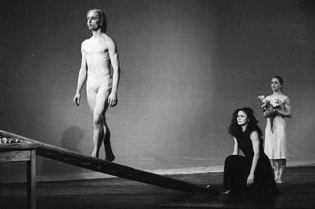 Dominique Mercy, Vivienne Newport und Malou Airaudo in „Iphigenie auf Tauris“ von Pina Bausch mit Tanztheater Wuppertal im Opernhaus Wuppertal (Deutschland), 20. April 1974