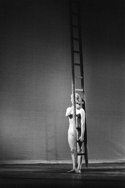 Dominique Mercy dans « Iphigenie auf Tauris » de Pina Bausch avec Tanztheater Wuppertal à l'Opernhaus Wuppertal (Allemagne), 20 avril 1974