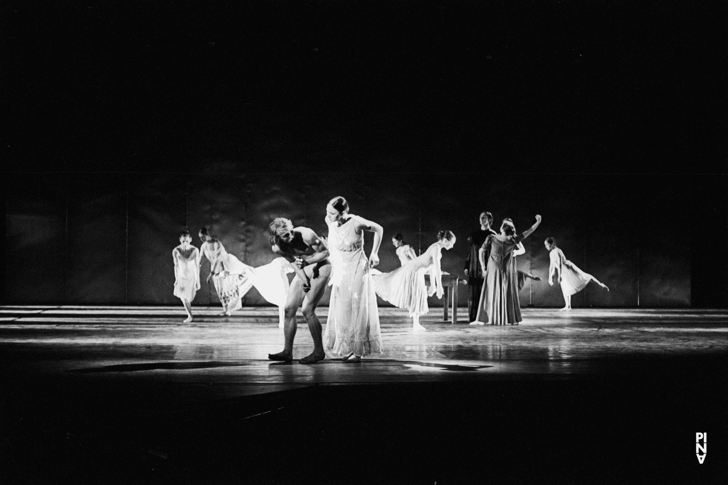 Dominique Mercy und Malou Airaudo in „Iphigenie auf Tauris“ von Pina Bausch mit Tanztheater Wuppertal im Opernhaus Wuppertal (Deutschland), 20. April 1974