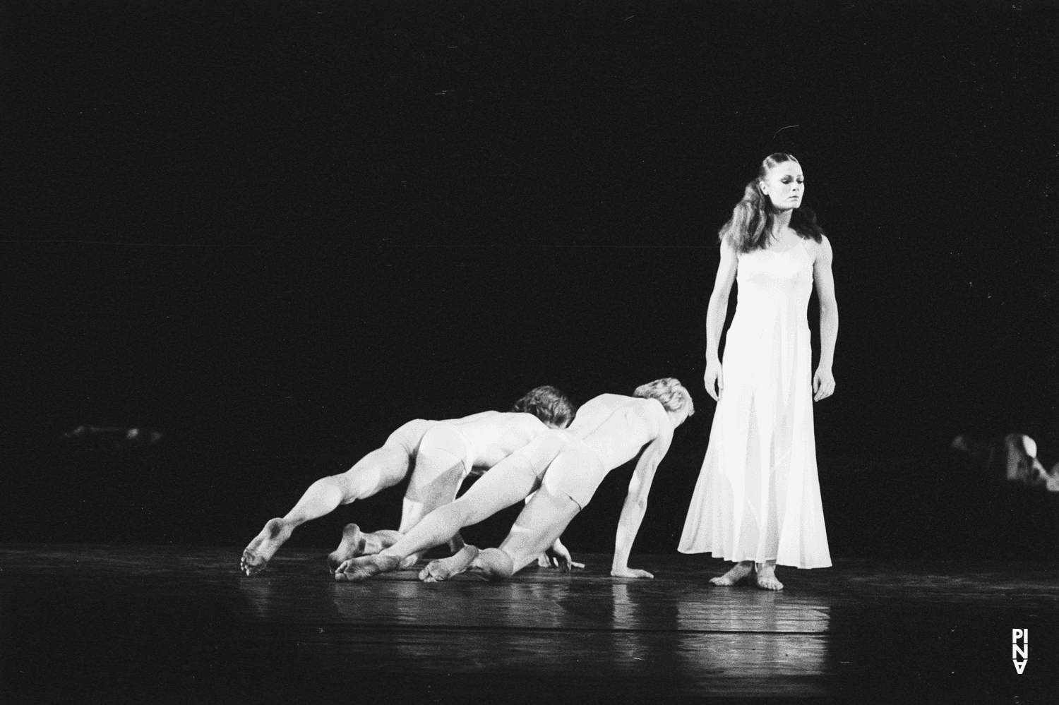 Malou Airaudo, Dominique Mercy et Ed Kortlandt dans « Iphigenie auf Tauris » de Pina Bausch avec Tanztheater Wuppertal à l'Opernhaus Wuppertal (Allemagne), 20 avril 1974
