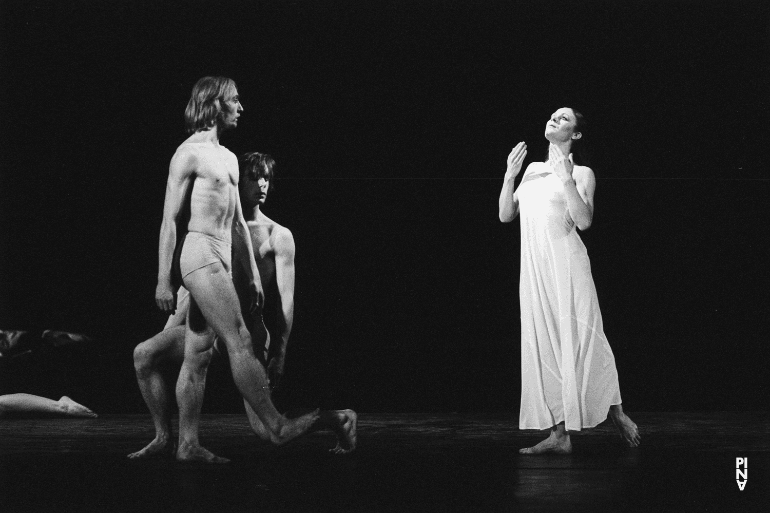 Ed Kortlandt, Dominique Mercy und Malou Airaudo in „Iphigenie auf Tauris“ von Pina Bausch mit Tanztheater Wuppertal im Opernhaus Wuppertal (Deutschland), 20. April 1974