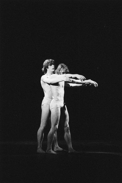 Ed Kortlandt and Dominique Mercy in “Iphigenie auf Tauris” by Pina Bausch with Tanztheater Wuppertal at Opernhaus Wuppertal (Germany), April 20, 1974