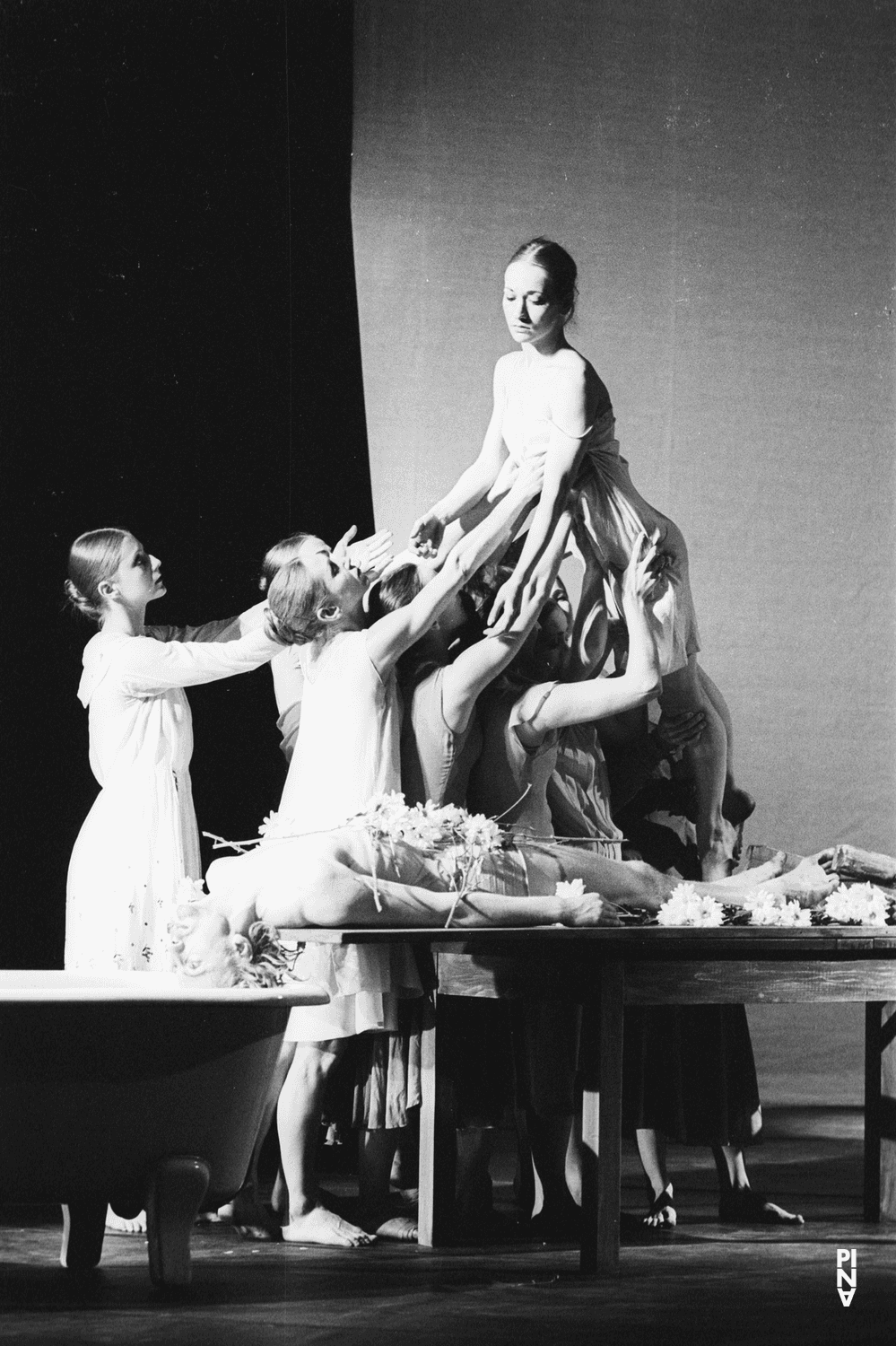 „Iphigenie auf Tauris“ von Pina Bausch mit Tanztheater Wuppertal im Opernhaus Wuppertal (Deutschland), 20. April 1974