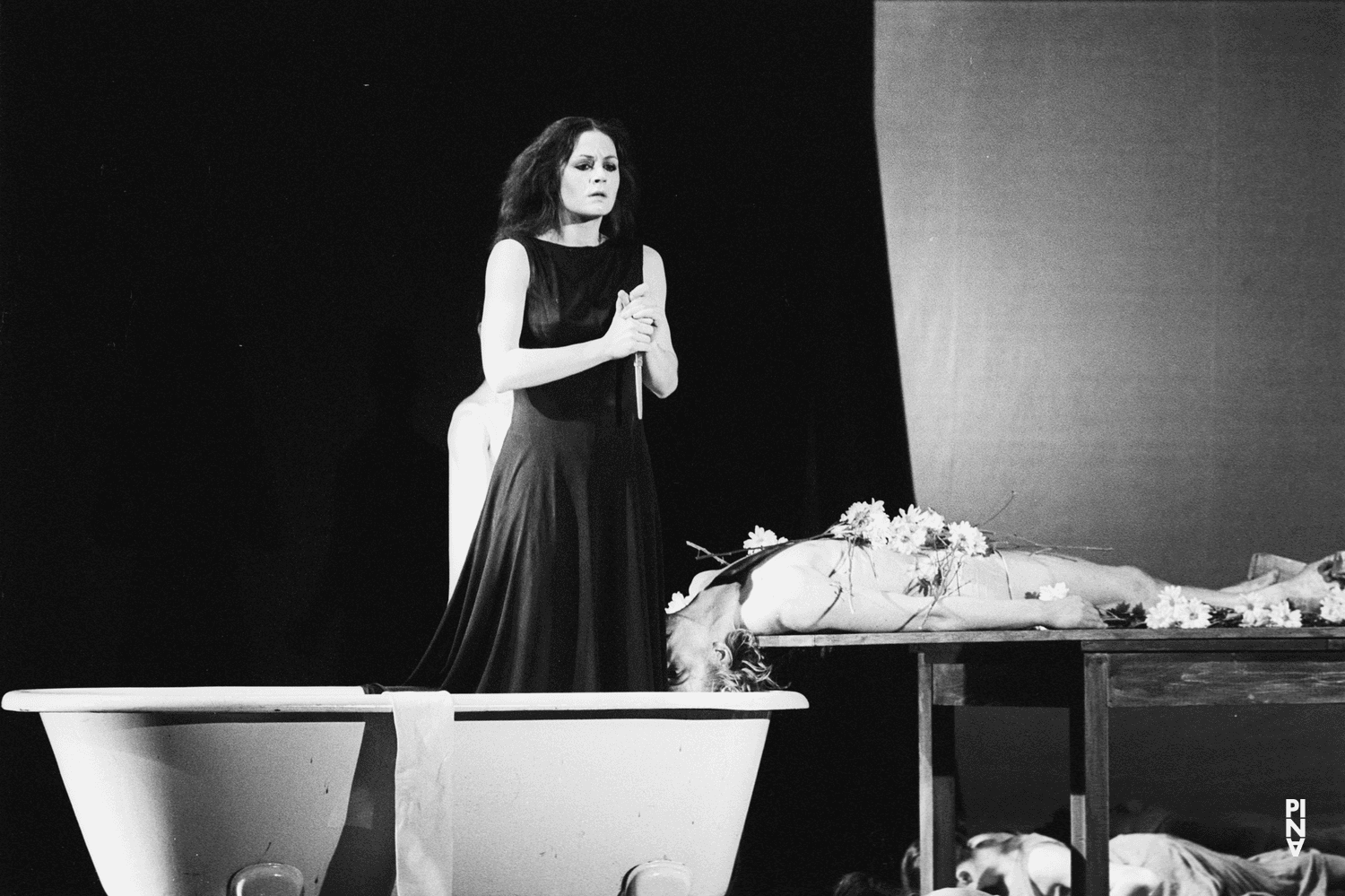 Dominique Mercy et Malou Airaudo dans « Iphigenie auf Tauris » de Pina Bausch avec Tanztheater Wuppertal à l'Opernhaus Wuppertal (Allemagne), 20 avril 1974