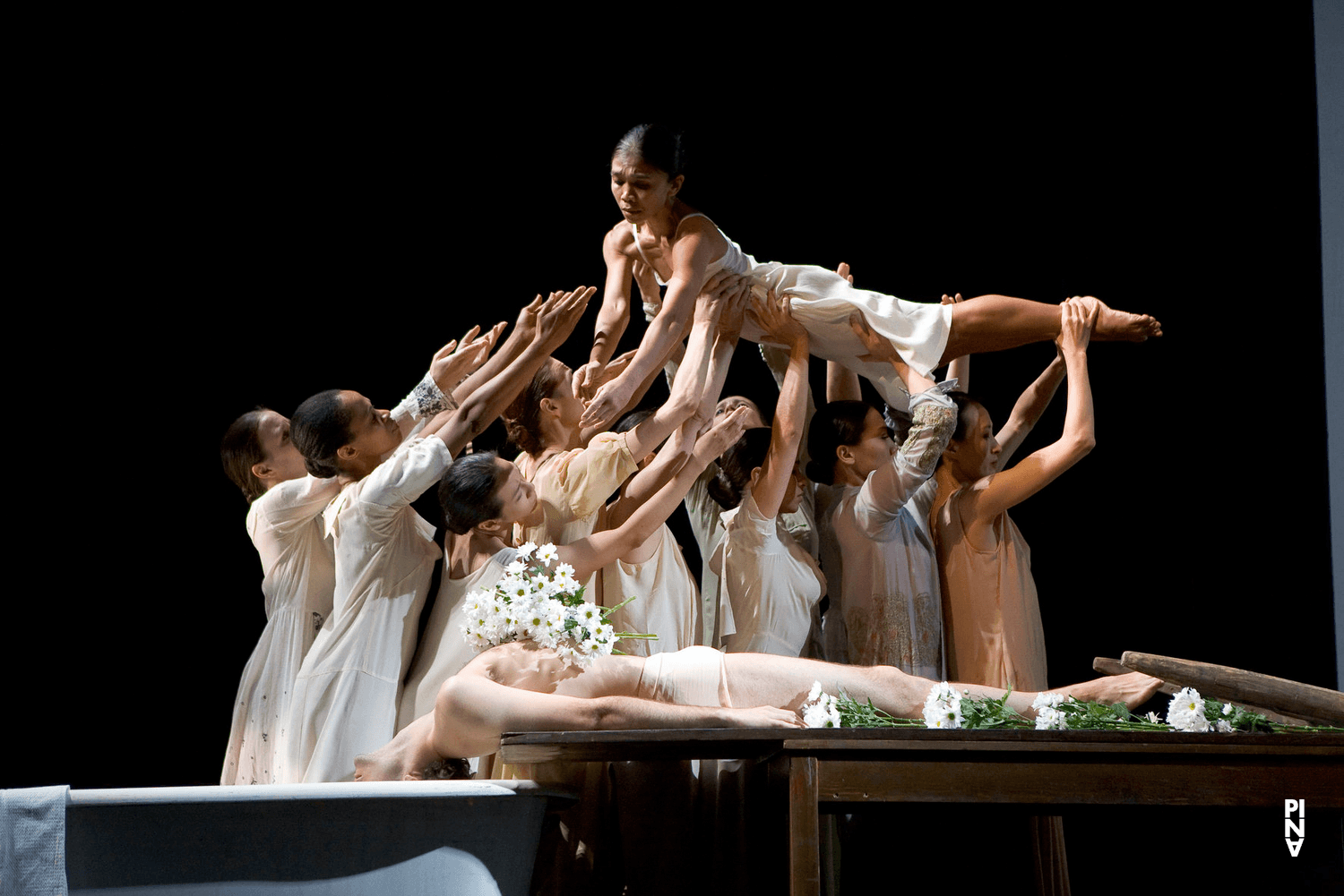 « Iphigenie auf Tauris » de Pina Bausch avec Tanztheater Wuppertal à l'Opernhaus Wuppertal (Allemagne), 28 janvier 2010