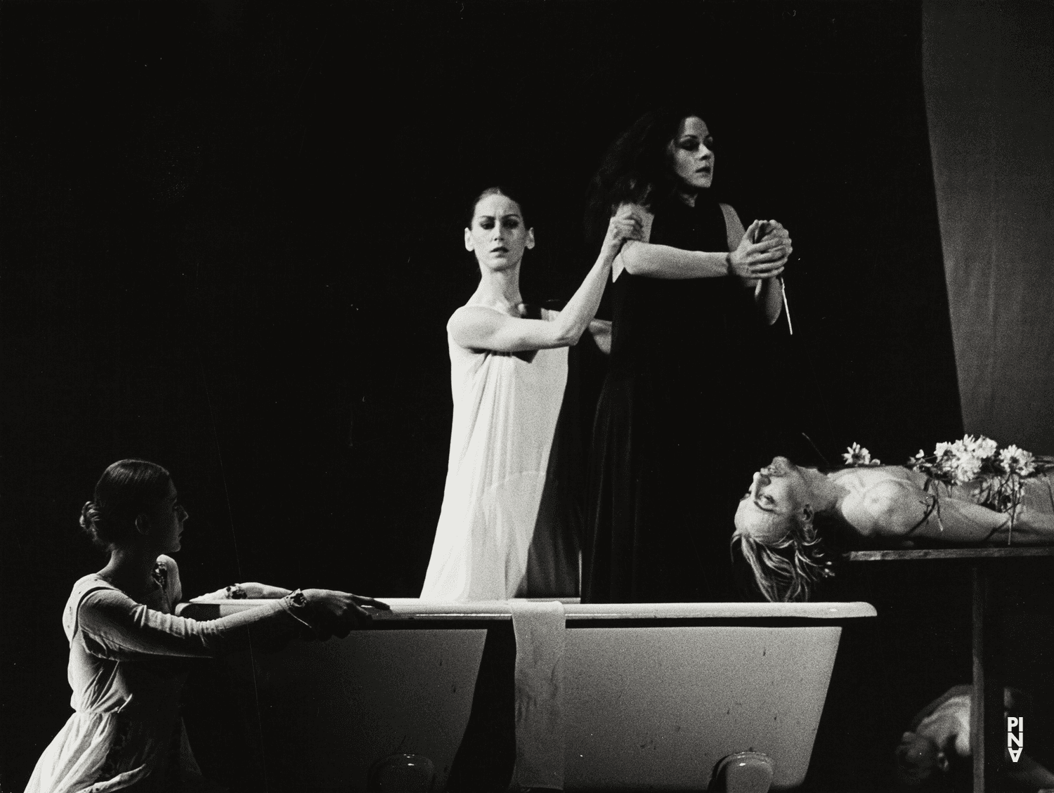 Dominique Mercy, Malou Airaudo und Hiltrud Blanck in „Iphigenie auf Tauris“ von Pina Bausch im Opernhaus Wuppertal, Spielzeit 1973/74