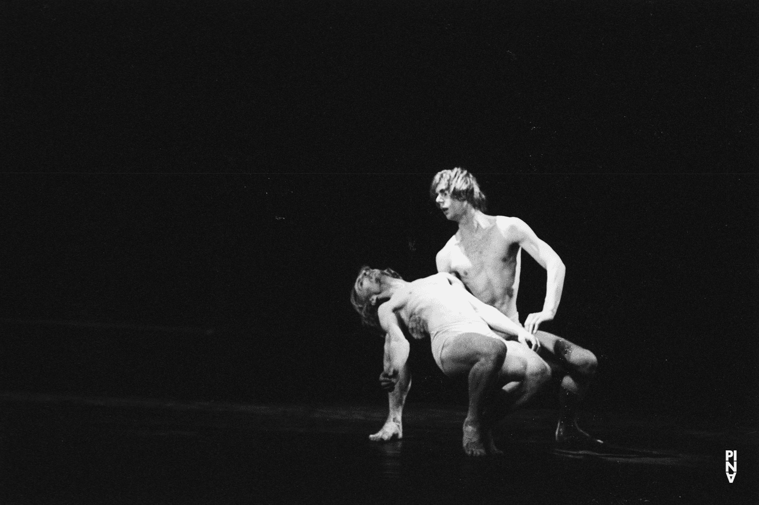 Dominique Mercy et Ed Kortlandt dans « Iphigenie auf Tauris » de Pina Bausch à l'Opernhaus Wuppertal, saison 1973/74