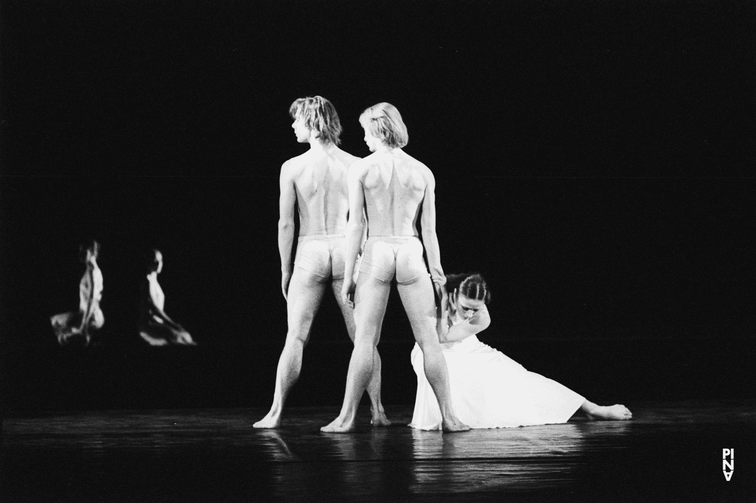 Ed Kortlandt, Dominique Mercy und Malou Airaudo in „Iphigenie auf Tauris“ von Pina Bausch im Opernhaus Wuppertal, Spielzeit 1973/74