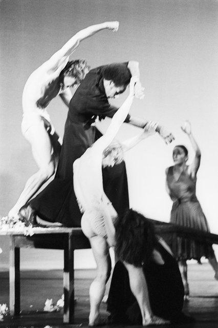 Dominique Mercy, Carlos Orta und Ed Kortlandt in „Iphigenie auf Tauris“ von Pina Bausch im Opernhaus Wuppertal, Spielzeit 1973/74