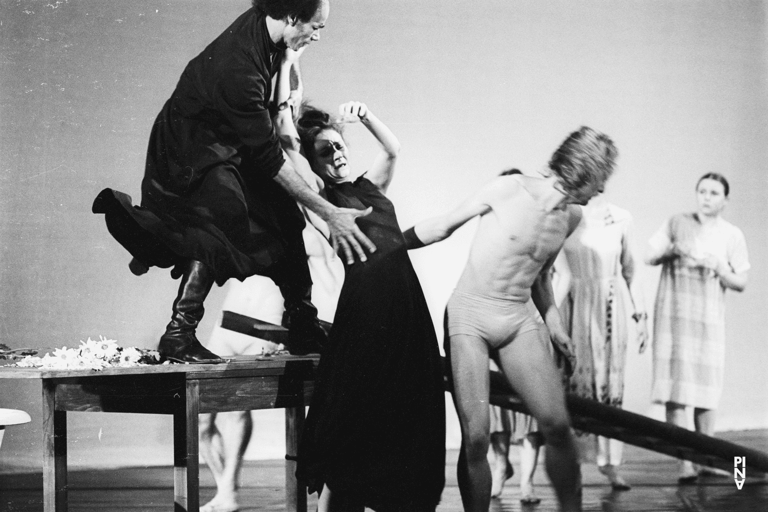 „Iphigenie auf Tauris“ von Pina Bausch im Opernhaus Wuppertal, Spielzeit 1973/74