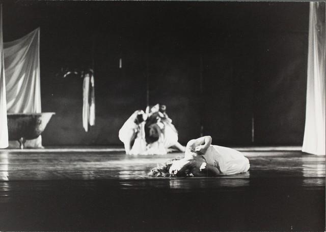 Malou Airaudo dans « Iphigenie auf Tauris » de Pina Bausch à l'Opernhaus Wuppertal, saison 1973/74
