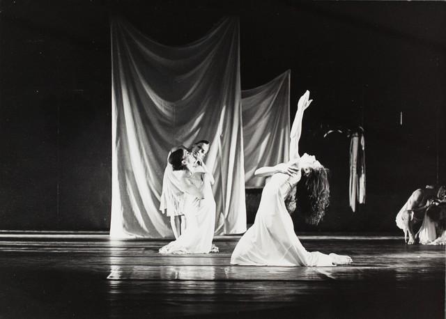 Malou Airaudo, Vivienne Newport und Hiltrud Blanck in „Iphigenie auf Tauris“ von Pina Bausch im Opernhaus Wuppertal, Spielzeit 1973/74