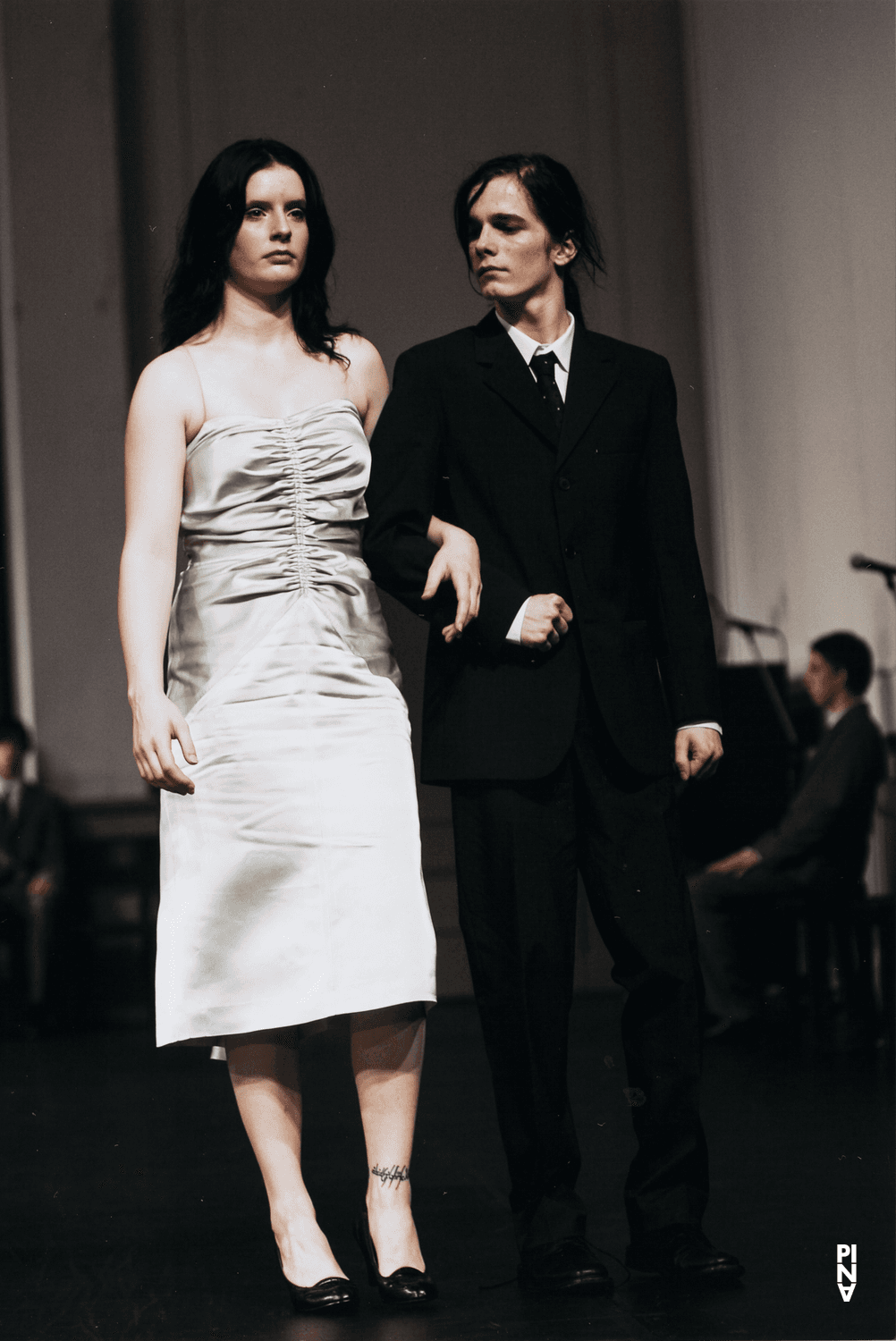 Jonas Kosmoll und Mona Remfort in „Kontakthof. Mit Teenagern ab „14““ von Pina Bausch