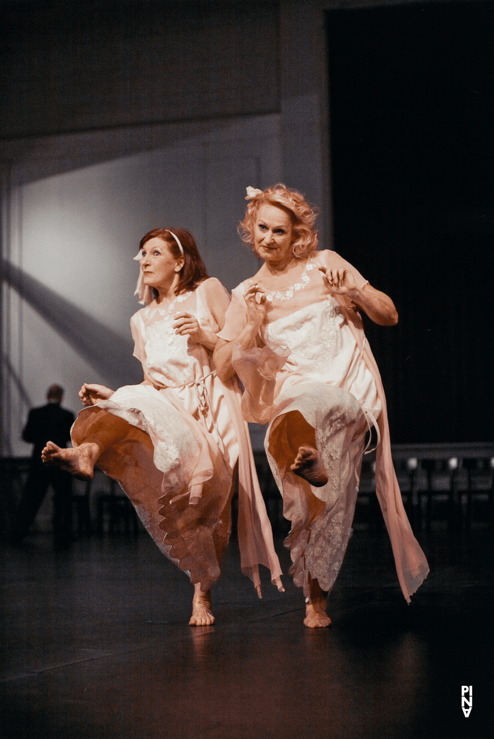 Jutta Geike und Krista Lange in „Kontakthof. Mit Damen und Herren ab „65““ von Pina Bausch