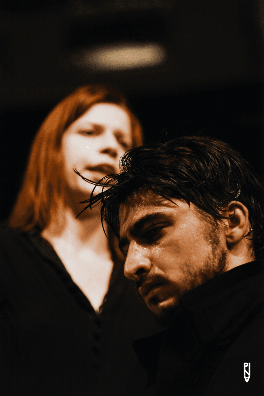 Damiano Ottavio Bigi et Anna Wehsarg in « Komm tanz mit mir » de Pina Bausch