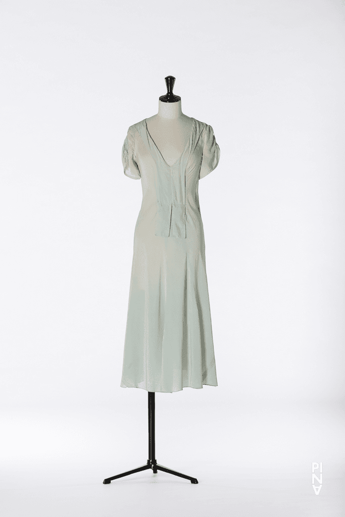 Jupe courte, porté dans Josephine Ann Endicott en « Komm tanz mit mir » de Pina Bausch