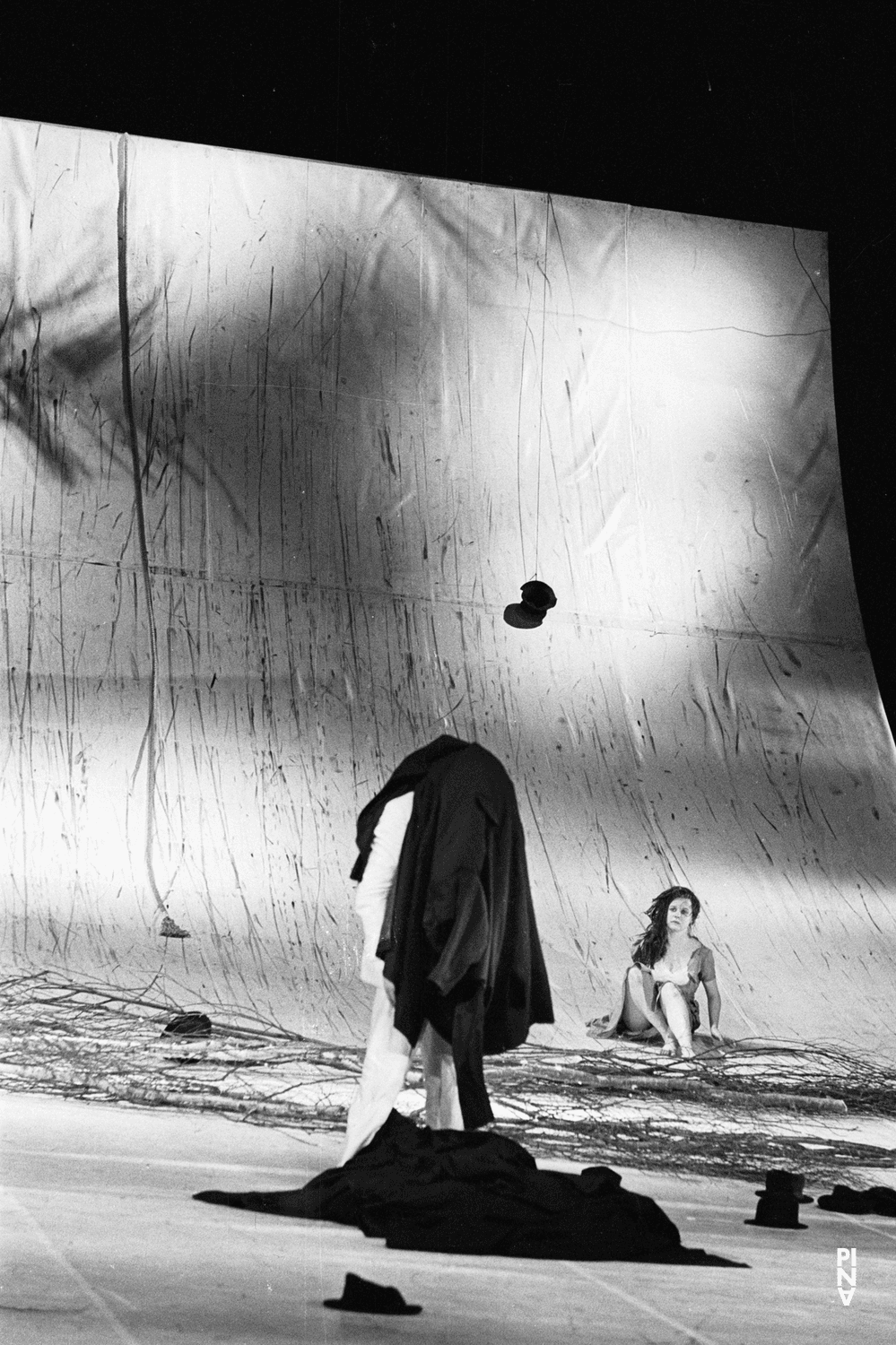 Josephine Ann Endicott in „Komm tanz mit mir“ von Pina Bausch