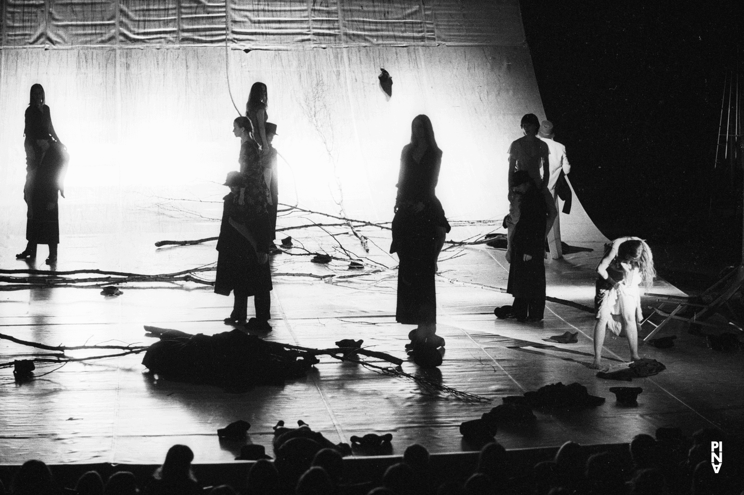 Monika Sagon, Anne Marie Benati und Josephine Ann Endicott in „Komm tanz mit mir“ von Pina Bausch