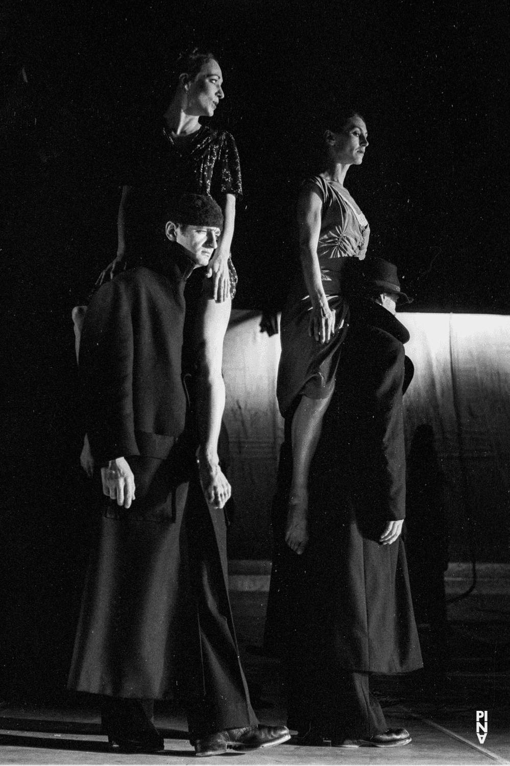 Jan Minařík, Hiltrud Blanck und Vivienne Newport in „Komm tanz mit mir“ von Pina Bausch