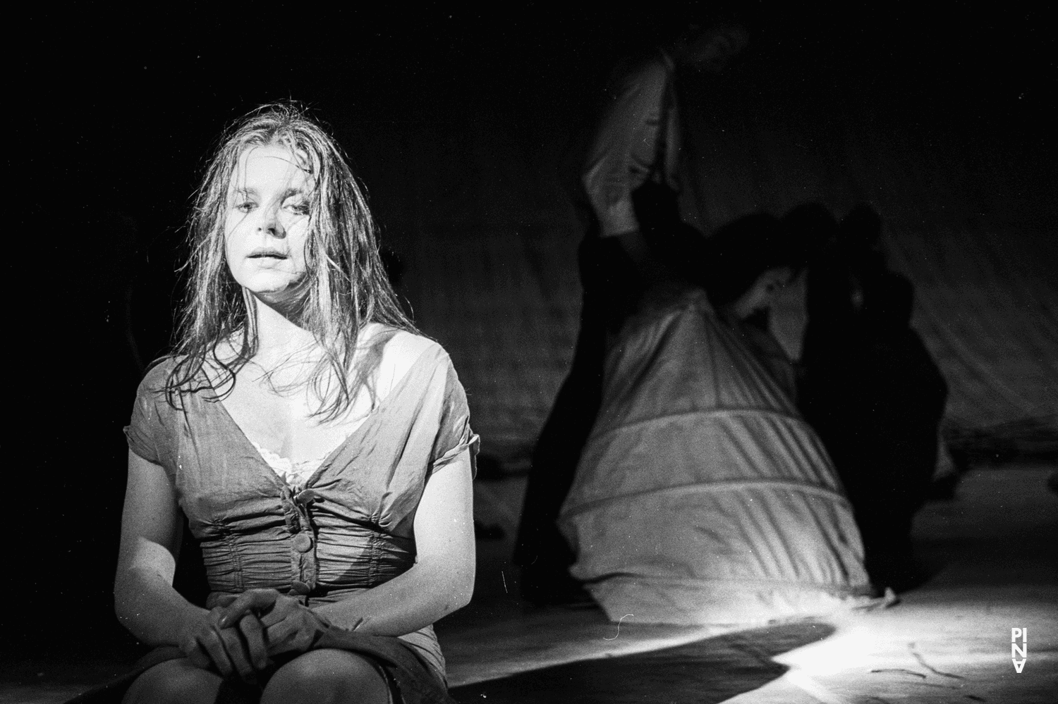 Josephine Ann Endicott dans « Komm tanz mit mir » de Pina Bausch