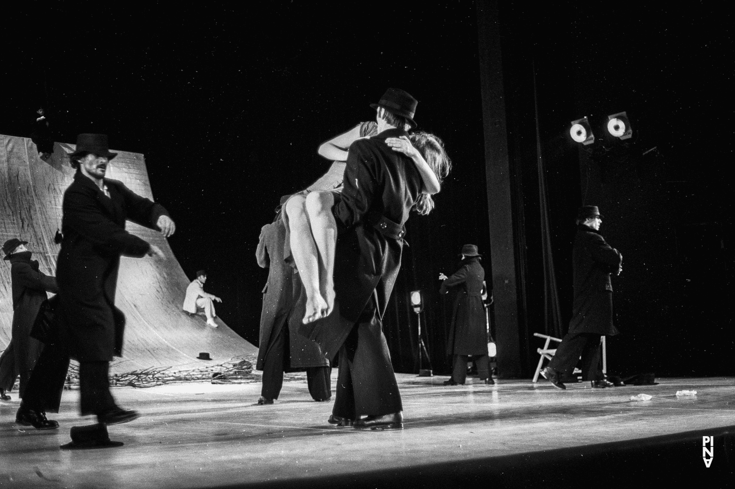 Josephine Ann Endicott et Fernando Cortizo dans « Komm tanz mit mir » de Pina Bausch