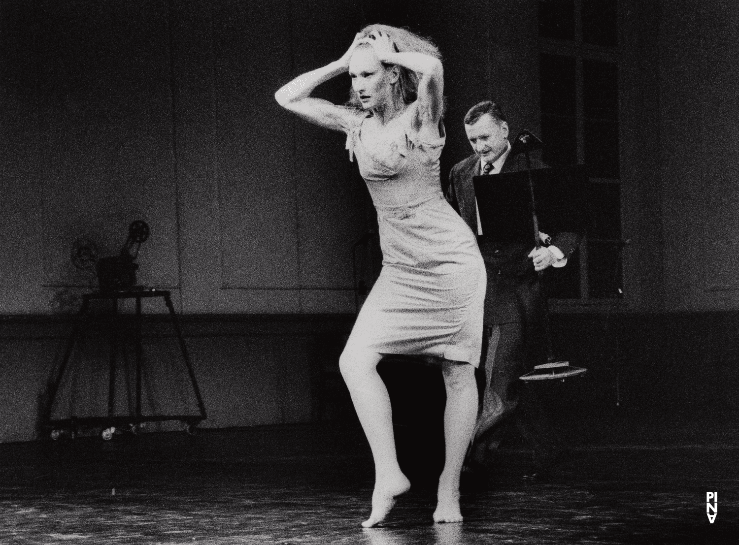 Julie Shanahan et Jan Minařík dans « Kontakthof » de Pina Bausch avec Tanztheater Wuppertal au Schauspielhaus Wuppertal (Allemagne), 21 février 2000