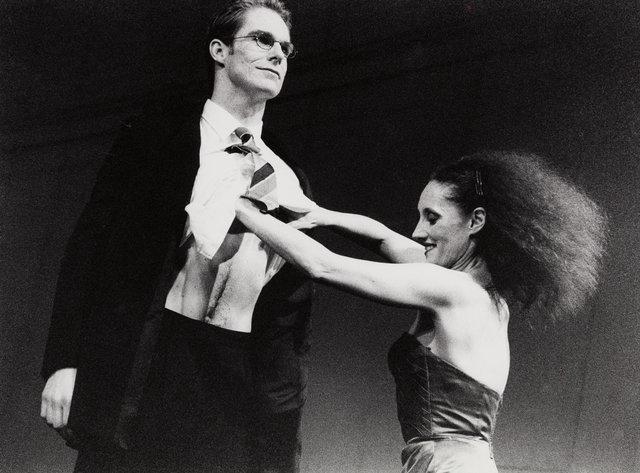 Nazareth Panadero und Michael Strecker in „Kontakthof“ von Pina Bausch mit Tanztheater Wuppertal im Schauspielhaus Wuppertal (Deutschland), 21. Februar 2000