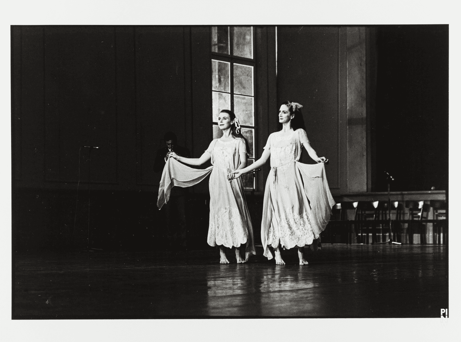 Meryl Tankard et Josephine Ann Endicott dans « Kontakthof » de Pina Bausch
