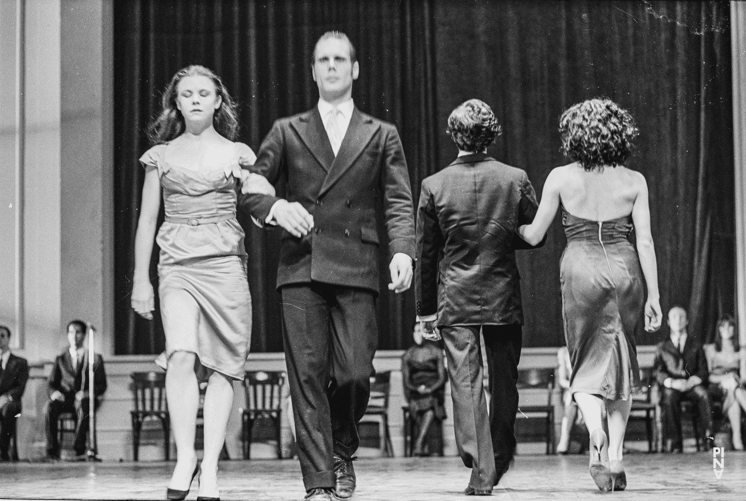 Ed Kortlandt und Josephine Ann Endicott in „Kontakthof“ von Pina Bausch
