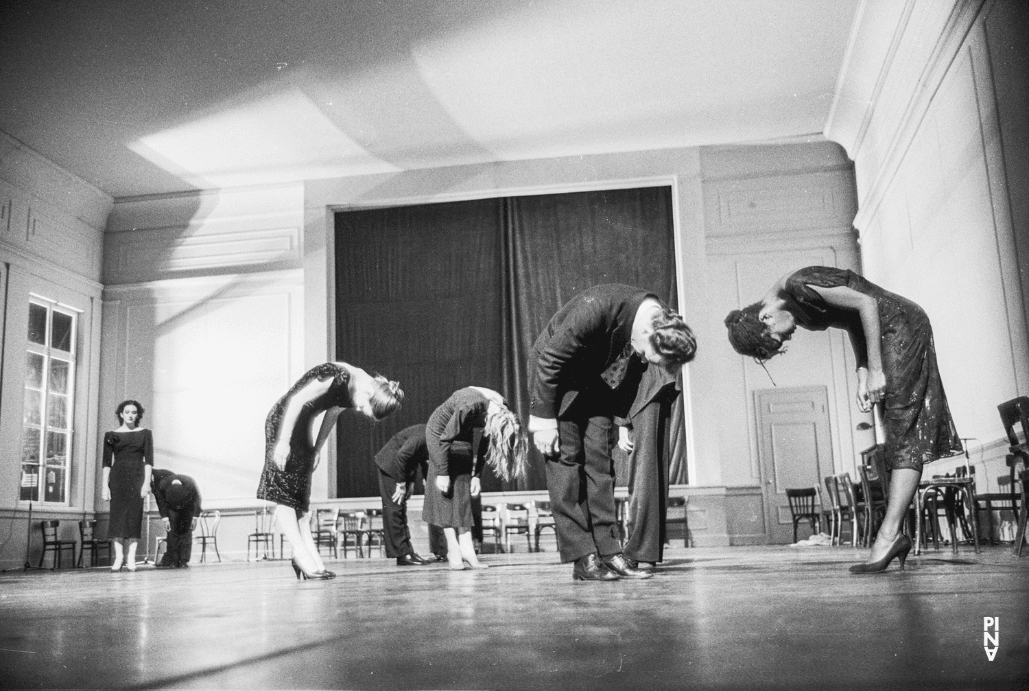 Elisabeth Clarke, Heinz Samm und Meryl Tankard in „Kontakthof“ von Pina Bausch