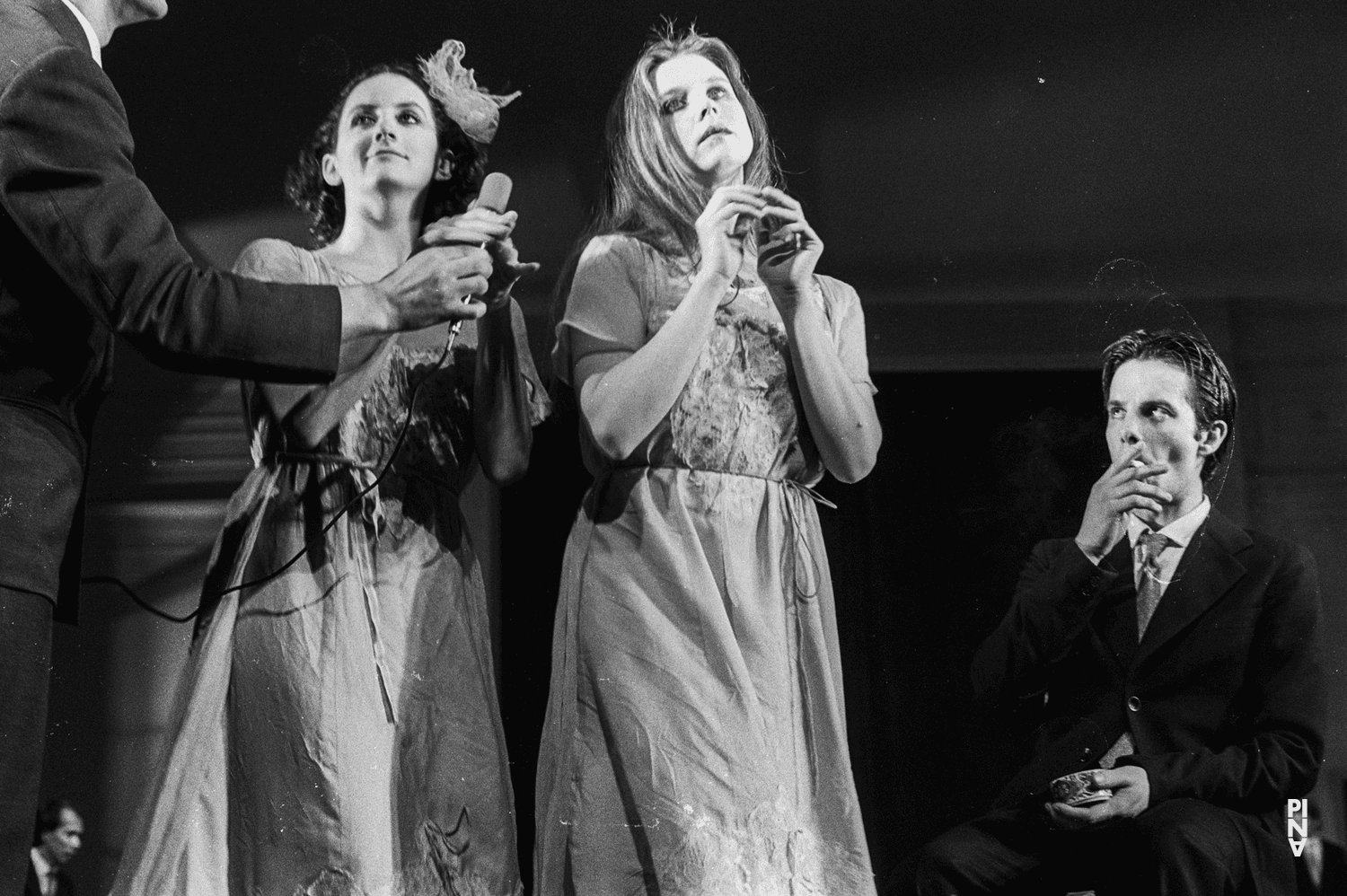 Christian Trouillas, Josephine Ann Endicott und Meryl Tankard in „Kontakthof“ von Pina Bausch