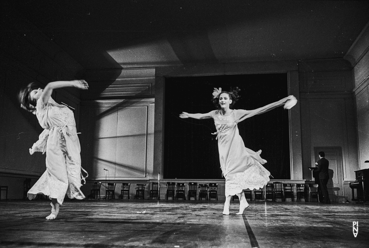 Josephine Ann Endicott et Meryl Tankard dans « Kontakthof » de Pina Bausch