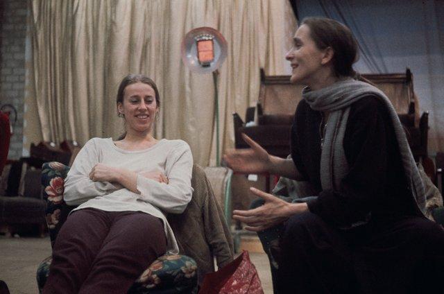 Tjitske Broersma et Pina Bausch dans « Il la prend par la main et la conduit au château, les autres suivent » de Pina Bausch, saison 1977/78