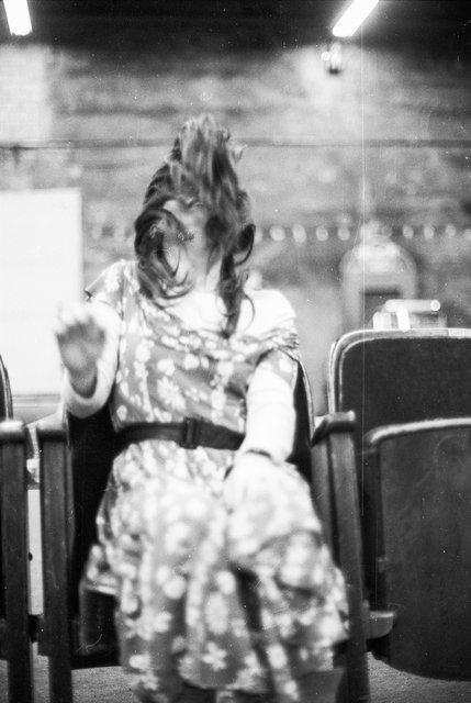 Josephine Ann Endicott dans « Il la prend par la main et la conduit au château, les autres suivent » de Pina Bausch, saison 1977/78