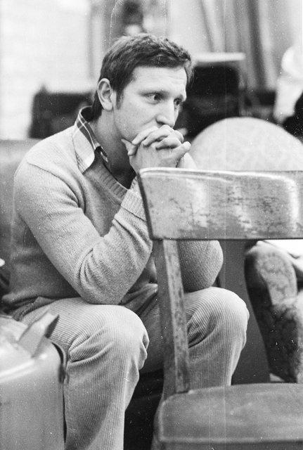 Hans Dieter Knebel in „Er nimmt sie an der Hand und führt sie in das Schloß, die anderen folgen“ von Pina Bausch, Spielzeit 1977/78