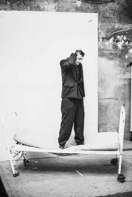 Jan Minařík dans « Il la prend par la main et la conduit au château, les autres suivent » de Pina Bausch, saison 1977/78