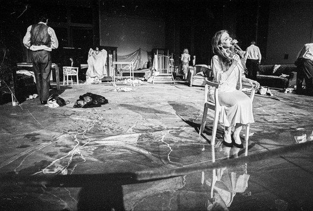 Josephine Ann Endicott dans « Il la prend par la main et la conduit au château, les autres suivent » de Pina Bausch, saison 1977/78