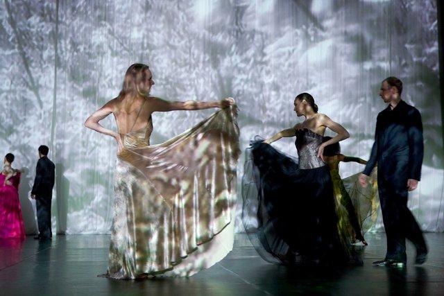 Julie Shanahan, Andrey Berezin et Julie Anne Stanzak dans « 'Sweet Mambo' » de Pina Bausch avec Tanztheater Wuppertal au Schauspielhaus Wuppertal (Allemagne), 29 mai 2008