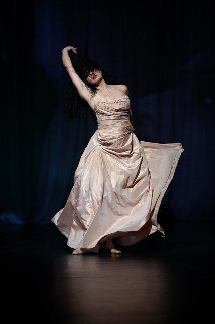 Aida Vainieri in „'Sweet Mambo'“ von Pina Bausch mit Tanztheater Wuppertal im Schauspielhaus Wuppertal (Deutschland), 29. Mai 2008