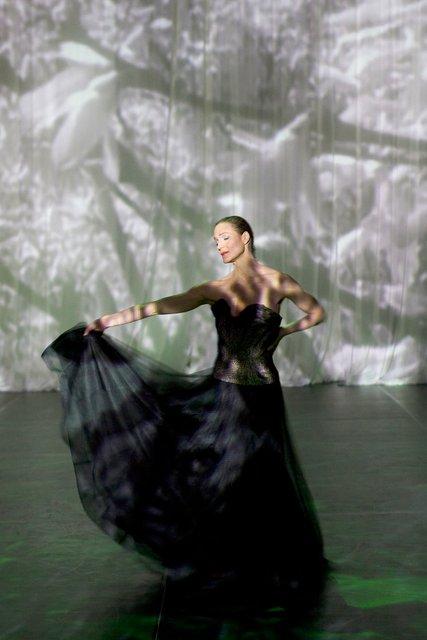 Julie Anne Stanzak in „'Sweet Mambo'“ von Pina Bausch mit Tanztheater Wuppertal im Théâtre de la Ville Paris (Frankreich), 18. Januar 2009