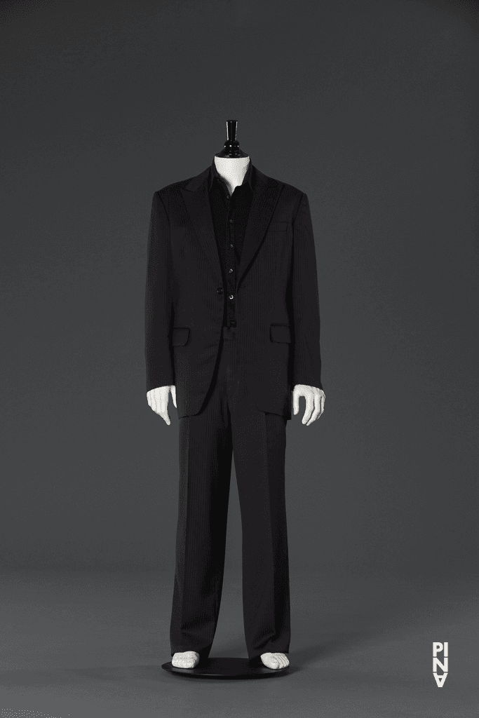 Anzug, getragen in „'Sweet Mambo'“ von Pina Bausch