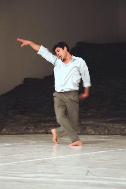 Kenji Takagi dans « Masurca Fogo » de Pina Bausch avec Tanztheater Wuppertal au Aalto Theater Essen (Allemagne), 22 novembre 2008