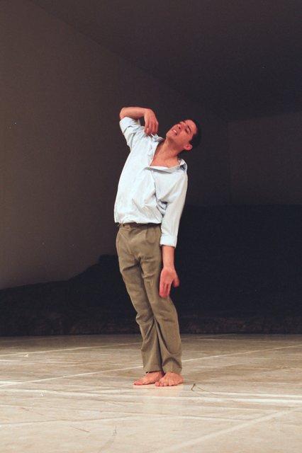 Fernando Suels Mendoza dans « Masurca Fogo » de Pina Bausch avec Tanztheater Wuppertal au Aalto Theater Essen (Allemagne), 22 novembre 2008